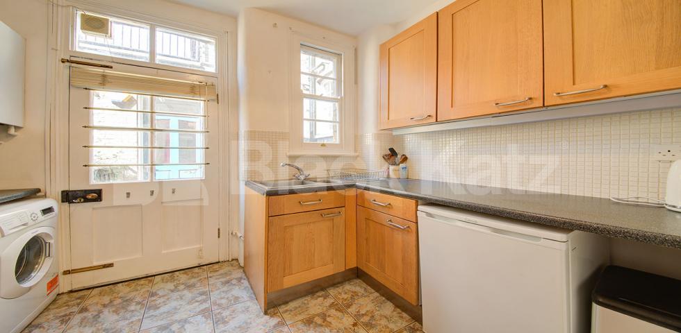 			ZONE 1 LOCATION, 2 Bedroom, 1 bath, 1 reception Apartment			 Haberdasher street, OLD STREET